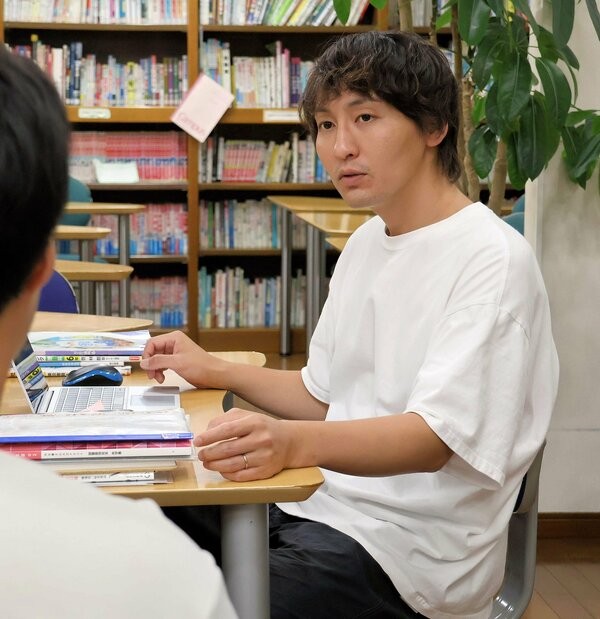 生徒と話をする木下さん。学びとは何かを自らも模索している（亀岡市南つつじケ丘）