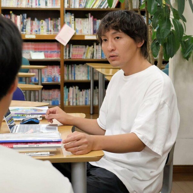 生徒と話をする木下さん。学びとは何かを自らも模索している（亀岡市南つつじケ丘）