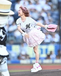 厚底サンダルで投げ込む宮崎寿々佳＝ZOZOマリンスタジアム