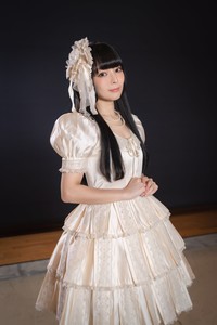 念願のロリータ衣装に身を包んだ藤城リエ