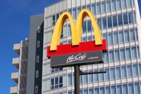「マックカフェ（McCafé）」の看板　※画像はイメージです（Ned Snowman／stock.adobe.com）