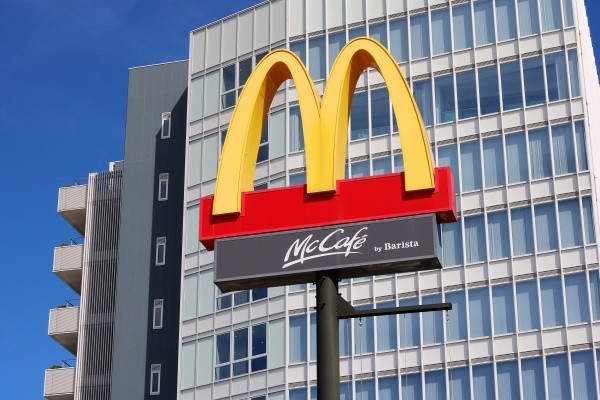 「マックカフェ（McCafé）」の看板　※画像はイメージです（Ned Snowman／stock.adobe.com）