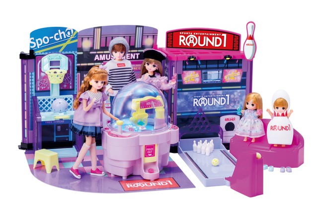 ラウンドワンに行ったことを教えてくれたリカちゃん　写真は「にぎやかイルミクレーンみんなでいこうよラウンドワン」© ＴＯＭＹ