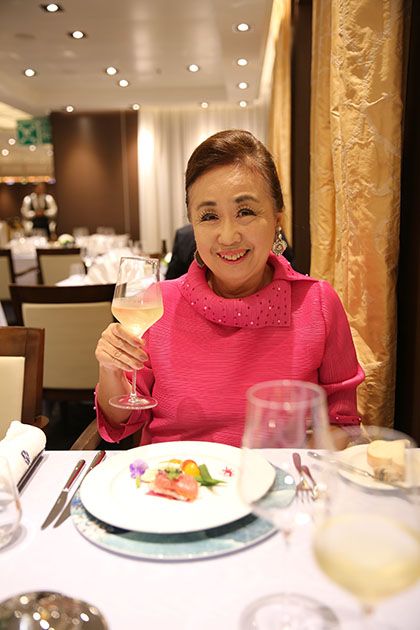ウェルカムディナー。ドレスコードはセミフォーマル。チェリーピンクの服で祝意を＝上田英夫撮影