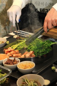 肉を焼いた後は、ミナリをどっさり投入。