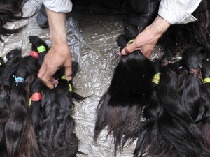 市場拡大で高騰するウィッグ用の人毛　「黒いダイヤ」と珍重、信者の髪で財成す寺も