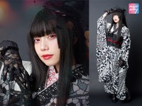 個性的なモノトーンのタイル柄振袖「hime」。赤を効かせた印象的なコーディネートでドール風スタイルを披露したあかせあかり
