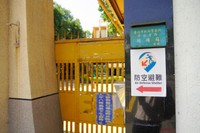 台北市立大直高校に掲げられた防空壕を示す案内。近隣住民にも開放されている＝顔大惟撮影