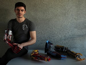 レゴで自分の義手をつくったスペインの大学生