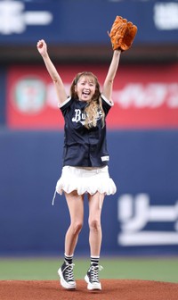 笑顔でバンザイするDream Ami=京セラドーム大阪