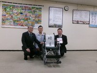 倉敷市の高校生が教育委員会に車いすを寄贈　岡山