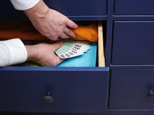 タンス預金はなぜバレる？　発覚した場合のペナルティとは【本当にあった相続税の怖～い話】