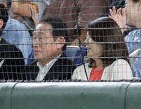 ネット裏から巨人対広島戦を観戦する岸田文雄前首相＝4月29日、東京ドーム