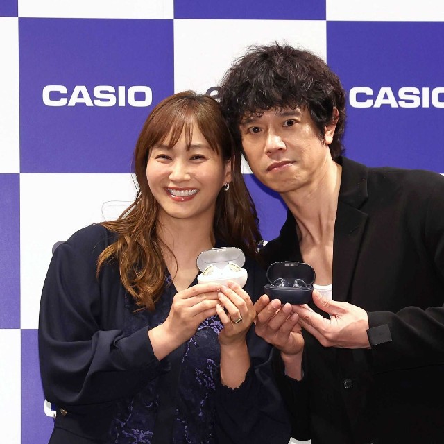 仲むつまじい庄司智春（右）と藤本美貴夫妻
