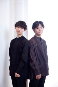 双子の連弾ピアニスト『兄―ズ』。左が長男順一朗さん、右が次男宗一郎さん。書籍の出版や楽曲の配信リリースなどが相次ぎます（提供）