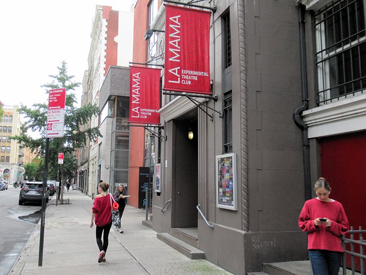 ラ・ママ実験劇場。寺山修司は1970年、前身のカフェ・ラ・ママで「毛皮のマリー」を演出して好評を得た=2025年10月、ニューヨーク、福田宏樹撮影