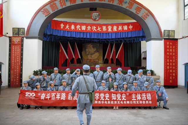 写真】毛沢東像に、近衛兵姿の観光客……延安に残る中国共産党の
