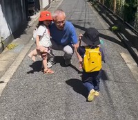 じぃじと会えてニッコリ