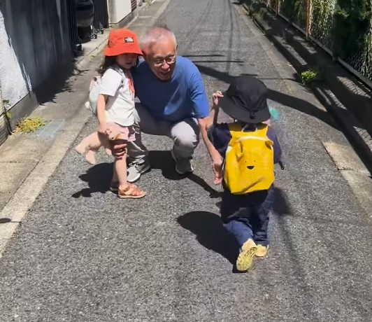 じぃじと会えてニッコリ