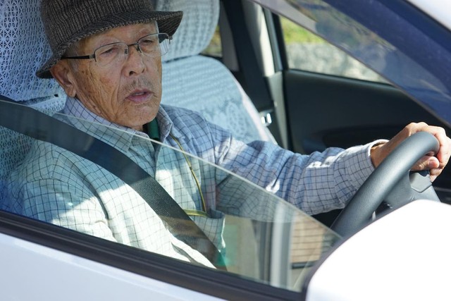 60代以上の約3割の人が、自身の運転免許証返納について考えたことが「ある」と回答しました　※画像はイメージです（maroke/stock.adobe.com）