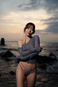 凛咲子のデジタル写真集「PICTURA（ピクチュラ）」（Eye Factory）より