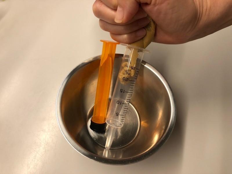 25ml部分まで入れて、20mlまで押し出してから与える