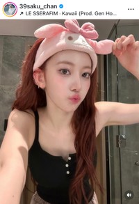 宮脇咲良、〝推し活〟グッズを公開…ヘアバンドにキーホルダーずらり