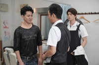お客さんひとりひとりの髪と心を整える聖人（北村有起哉）をリスペクトする翔也　(C)NHK