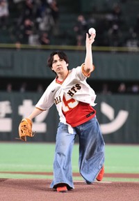 ファーストピッチを行ったM!LKの吉田仁人＝東京ドーム