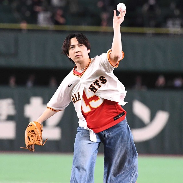 ファーストピッチを行ったM!LKの吉田仁人＝東京ドーム