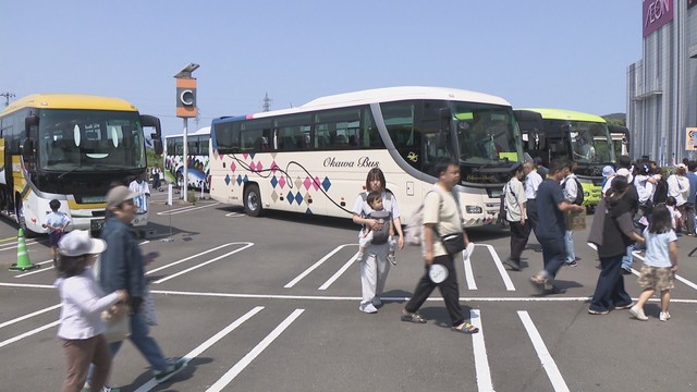 路線バスや観光バスが集まり　子どもたちが乗車などを体験　香川・綾川町