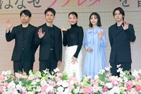 映画「人はなぜラブレターを書くのか」完成報告会見に出席した（左から）石井裕也監督、妻夫木聡、綾瀬はるか、當真あみ、細田佳央太