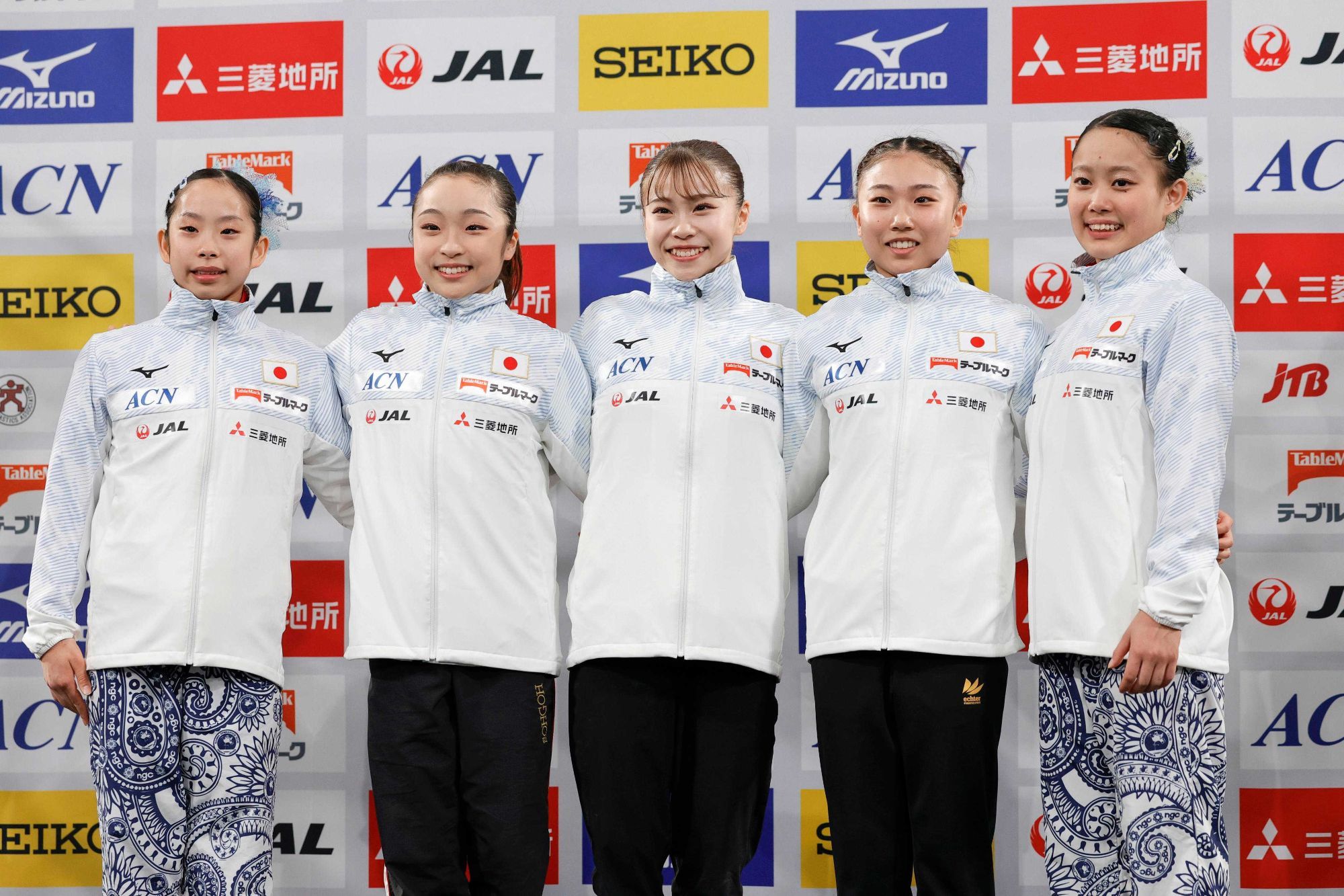 世界選手権とアジア大会の体操女子日本代表に決まった(左から)中村遥香、岡村真、杉原愛子、岸里奈、西山実沙＝東京体育館