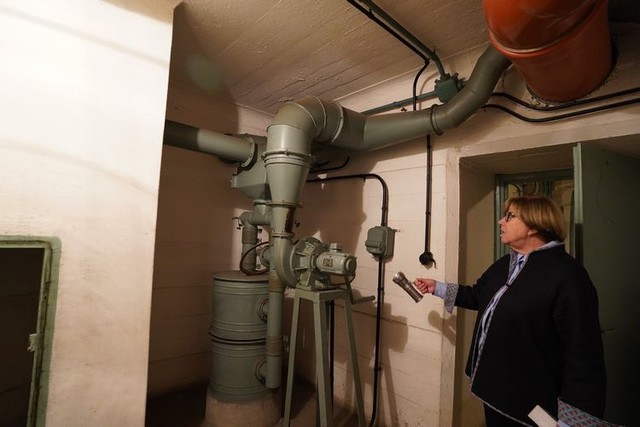 ワルシャワの鉄鋼メーカーにある地下シェルターに残されていた、冷戦当時の換気装置。手前のレバーを使って手動で動かすこともできる＝2023年6月5日、荒ちひろ撮影