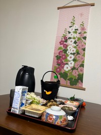 「お盆も休めなさそうで気が狂いそうになり「俺が旅館になる」と言い始めた三十路独身男性の夕食風景です笑」（こんでんさん（@hiroju5555）の投稿から）