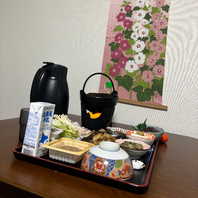 「お盆も休めなさそうで気が狂いそうになり「俺が旅館になる」と言い始めた三十路独身男性の夕食風景です笑」（こんでんさん（@hiroju5555）の投稿から）