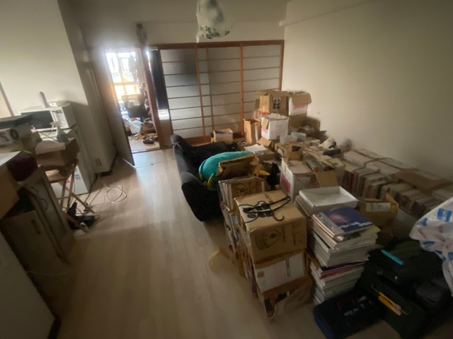 プロジェクターで映画を観ることにしか使っていないリビング／救済Pさん（@amamiharukasan2）提供