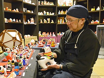 表情いろいろ、犬の土人形や土鈴　秋田の人形館で紹介