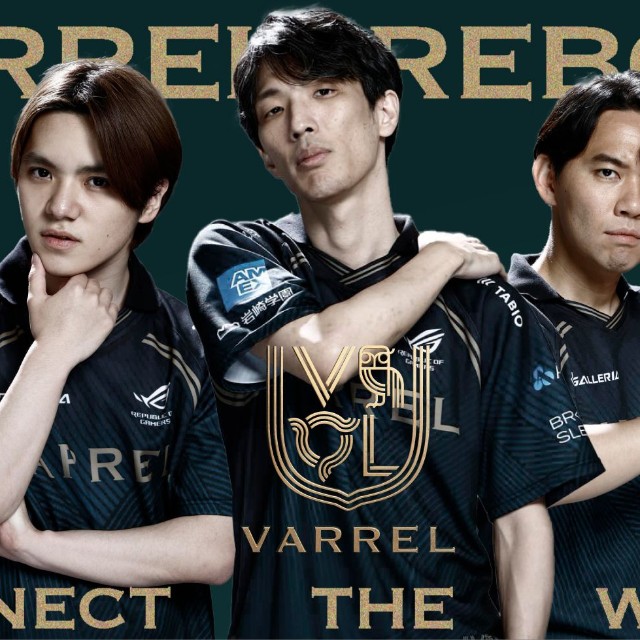 eスポーツチーム「VARREL」への所属が決まった宇野昌磨（左）と、ときど（右）（中央はマゴ）
