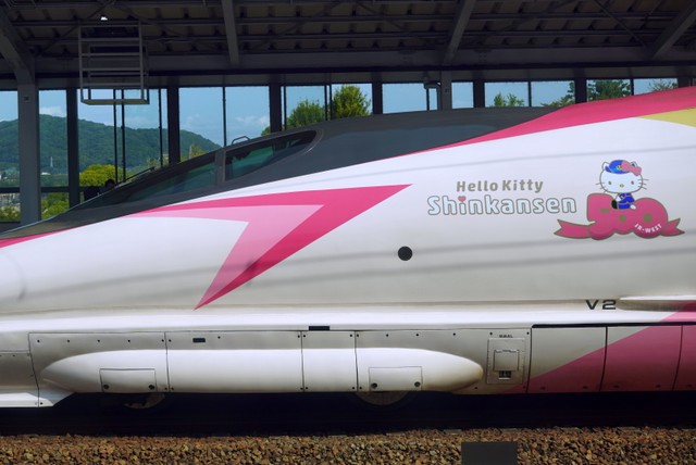 ハローキティ新幹線　※写真はイメージです（ken/stock.adobe.com）
