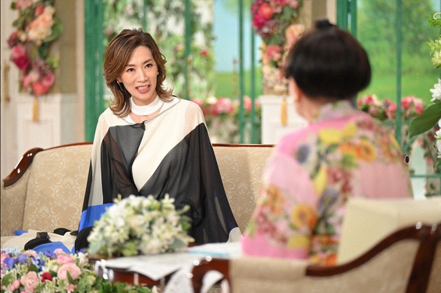 「徹子の部屋」   黒柳徹子(右)、真琴つばさ＝テレビ朝日提供