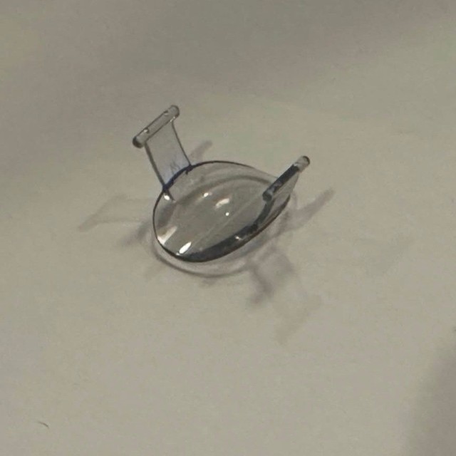 裏返した謎のプラスチックパーツ／カーラキャットカフェさん提供