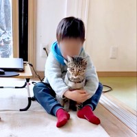 お兄ちゃんに抱き寄せられるzozoくん（画像提供：zozoさん）