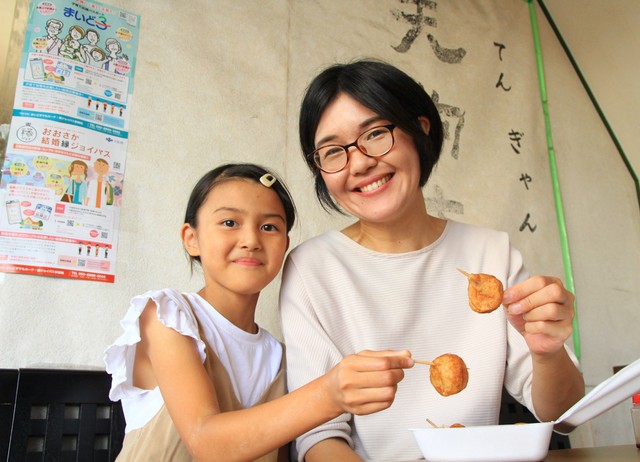 地域の人気店「たこ焼き天狗庵」では、たこ焼き2個のサービスが受けられます！