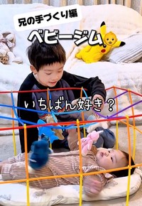 たくさんのぬいぐるみが気になるチョコちゃん（提供：＠iam_choc745さん）

