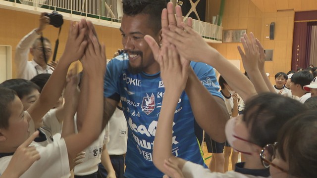 ファジアーノ岡山の選手が小学校を訪問
