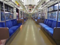 リニューアル後の201系の車内…デビュー当初は暖色系のモケットだった