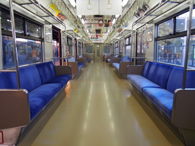 リニューアル後の201系の車内…デビュー当初は暖色系のモケットだった