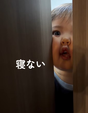 ギューっとつぶれたほっぺたが可愛すぎる！（提供：@hyu.mogmogさん）　
