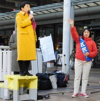 福島瑞穂氏（左）と大椿裕子氏＝＝品川駅